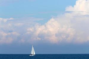 nuvens de chuva no céu sobre o mar mediterrâneo no norte de israel. foto