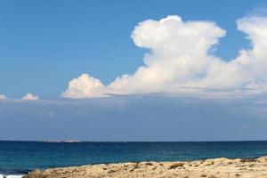 nuvens de chuva no céu sobre o mar mediterrâneo no norte de israel. foto