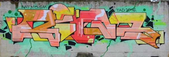 arte de grafite completa e realizada. a velha parede decorada com manchas de tinta no estilo da cultura da arte de rua. textura de fundo colorido foto