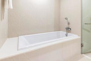 banheira branca em design de interiores de banheiro moderno
