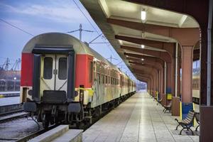 o trem na estação. o trem está esperando por passageiros. conceito de viagem foto