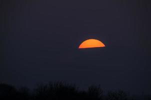 pôr do sol com montanha foto