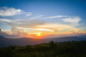 belas nuvens pôr do sol dramático colorido do céu amarelo e azul foto