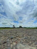 longa estrada da vila em chandpur, bangladesh. uma bicicleta vazia parada na beira da estrada. foto