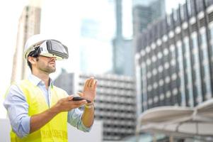 homem caucasiano usa óculos vr assistindo vídeo para entretenimento, trabalho, tempo livre e estudo, enquanto segura um smartphone para controlar os óculos vr. foto