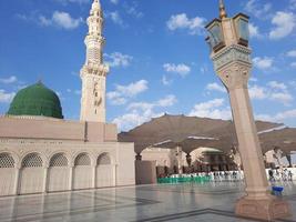 bela vista diurna da mesquita do profeta - masjid al nabawi, medina, arábia saudita. foto