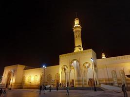 uma bela visão noturna da mesquita saided al shuhada em madinah, arábia saudita foto