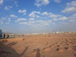 medina, arábia saudita, dezembro de 2022 - visão noturna do cemitério jannat al-baqi. as sepulturas podem ser vistas no cemitério histórico de jannat al-baqi, perto de masjid al-nabawi, madinah, arábia saudita. foto