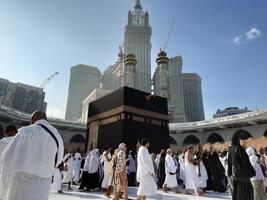 meca, arábia saudita, janeiro de 2023 - bela vista interior de masjid al-haram, meca, arábia saudita. peregrinos de todo o mundo estão realizando tawaf. foto