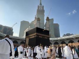 meca, arábia saudita, janeiro de 2023 - bela vista interior de masjid al-haram, meca, arábia saudita. peregrinos de todo o mundo estão realizando tawaf. foto