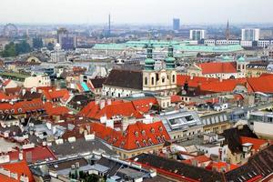 viajar para viena, áustria. a vista sobre a cidade e os telhados das casas. foto