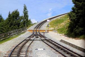 viajar para sankt-wolfgang, áustria. a ferrovia nas montanhas. foto