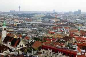 viajar para viena, áustria. a vista sobre a cidade e os telhados das casas. foto