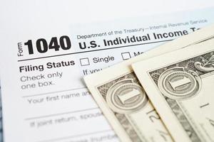 formulário de imposto 1040 nos declaração de imposto de renda individual, conceito de finanças empresariais. foto