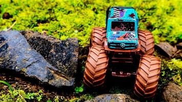 minahasa, indonésia, sábado, 10 de dezembro de 2022, incrível brinquedo de carro off-road monstro foto