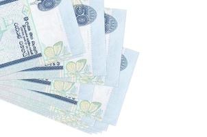 Notas de 50 rúpias do Sri Lanka estão em um pequeno cacho ou pacote isolado em branco. maquete com espaço de cópia. negócios e câmbio foto