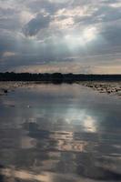 paisagens do lago da letônia no verão foto