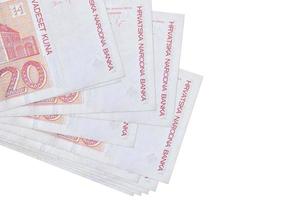 20 notas de kuna croatas estão em um pequeno cacho ou pacote isolado em branco. maquete com espaço de cópia. negócios e câmbio foto