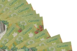 Notas de 20 dólares canadenses estão isoladas em fundo branco com espaço de cópia empilhado em um ventilador fechado foto