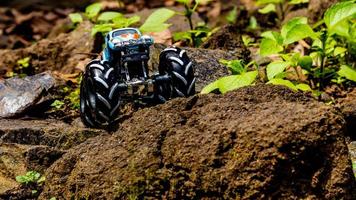 minahasa, indonésia, sábado, 10 de dezembro de 2022, incrível brinquedo de carro off-road monstro foto