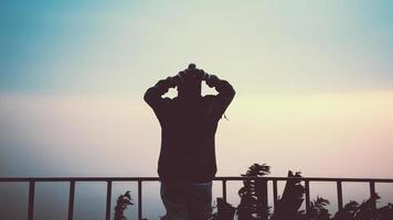 mulheres asiáticas viajam relaxam no feriado. levantar-se para o nascer do sol na montanha. no inverno. Na Tailândia foto