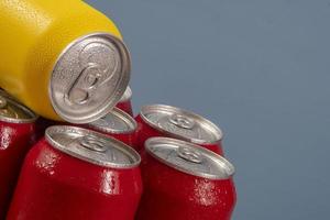 latas de refrigerante vermelhas frias com uma amarela para uso conceitual foto
