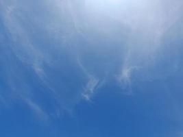 céu azul com fundo de nuvens fofas. fundo natural. foto