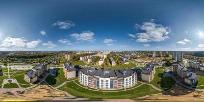 vista panorâmica hdri 360 esférica completa aérea sem costura acima de grande altura no pátio do complexo residencial moderno de vários andares e vários apartamentos de desenvolvimento urbano em projeção equiretangular. foto