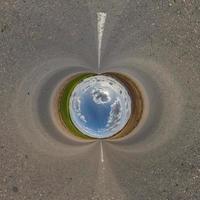esfera azul pequeno planeta dentro de estrada de cascalho ou fundo de campo. curvatura do espaço foto