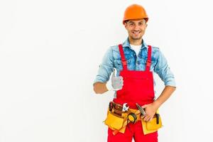 jovens trabalhadores da construção civil com capacetes em um fundo branco foto