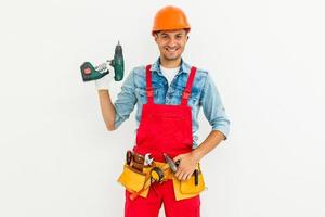 jovens trabalhadores da construção civil com capacetes em um fundo branco foto