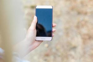 mulher sorridente com um smartphone foto