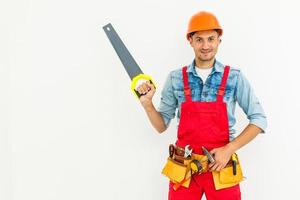 jovens trabalhadores da construção civil com capacetes em um fundo branco foto