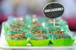 brigadeiro - iguaria tradicional brasileira feita de leite condensado, cacau em pó, manteiga e granulado de chocolate foto