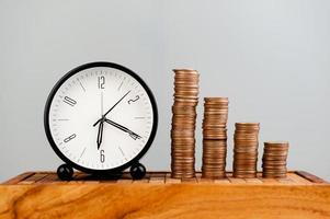 relógio e dinheiro, conceito de trabalho de tempo e dinheiro com valor de tempo foto