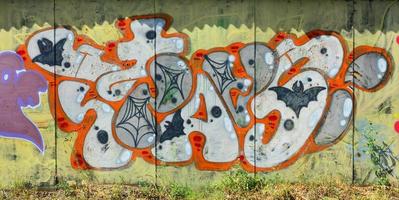 a parede velha, pintada em grafite de cor desenhando tintas aerossóis de cromo prateado. imagem de fundo sobre o tema do desenho de graffiti e arte de rua foto