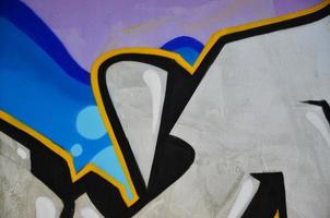 a parede velha, pintada em grafite de cor desenhando tintas aerossóis de cromo prateado. imagem de fundo sobre o tema do desenho de graffiti e arte de rua foto