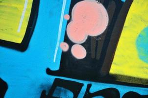 a parede velha, pintada em desenho de grafite colorido com tintas aerossóis. imagem de fundo sobre o tema do desenho de graffiti e arte de rua foto