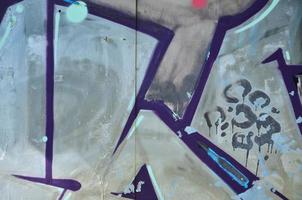 a parede velha, pintada em grafite de cor desenhando tintas aerossóis de cromo prateado. imagem de fundo sobre o tema do desenho de graffiti e arte de rua foto