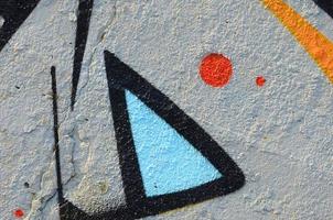 a parede velha, pintada em grafite colorido desenhando tintas aerossol azuis. imagem de fundo sobre o tema do desenho de graffiti e arte de rua foto