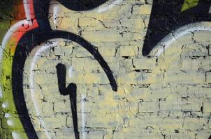 a parede velha, pintada em grafite colorido desenhando tintas aerossol vermelhas. imagem de fundo sobre o tema do desenho de graffiti e arte de rua foto