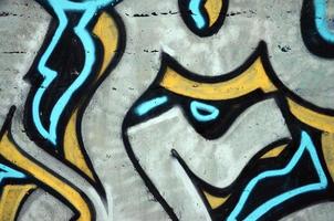 a parede velha, pintada em grafite colorido desenhando tintas aerossol vermelhas. imagem de fundo sobre o tema do desenho de graffiti e arte de rua foto