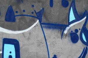 imagem de fundo de uma parede de concreto com um pedaço de padrão de graffiti abstrato. arte de rua, vandalismo e passatempos juvenis foto