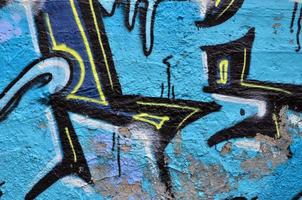 belo grafite de arte de rua. cor abstrata desenho criativo cores da moda nas paredes da cidade. cultura urbana contemporânea. pintura de título nas paredes. protesto da juventude cultural foto