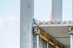 elementos de concreto pré-moldado em um canteiro de obras durante o processo de instalação foto