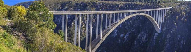 vista da ponte bloukrans na áfrica do sul foto