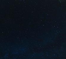 imagem do céu estrelado sem nuvens à noite no hemisfério norte foto