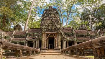 ruínas místicas e famosas de âncora wat no camboja sem pessoas no verão foto