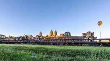 ruínas místicas e famosas de âncora wat no camboja sem pessoas no verão foto