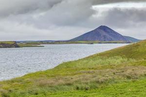 vista sobre os lagos myvatn na islândia no verão durante o dia foto